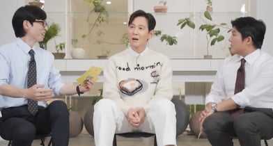 배우 이정재가 지난 29일 방송된 tvN 예능 &#039;유 퀴즈 온 더 블럭&#039;에 출연해 시나리오를 완성했다고 밝히며 유재석에게 출연 제안을 했다. 해당 장면은 이정재가 유재석과 조세호에게 시나리오를 쓰게된 이유를 설명하는 모습. /사진=유튜브 채널 &#039;tvN Joy&#039; 캡처