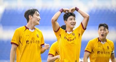 지난 25일 K리그1 34라운드 안양전 광주FC 박인혁 선수가 득점 세리머니를 펼치고 있다./사진=광주FC