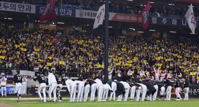LG트윈스와 한화 이글스의 한국시리즈(KS) 4차전 TV 시청률이 포스트시즌 두 번째로 두 자릿수를 넘겼다. 사진은 지난 30일 대전 한화생명볼파크에서 열린 2025 신한 SOL 뱅크 포스트시즌 한국시리즈 4차전에서 승리한 LG가 관중들에게 인사를 하는 모습. /사진=뉴스