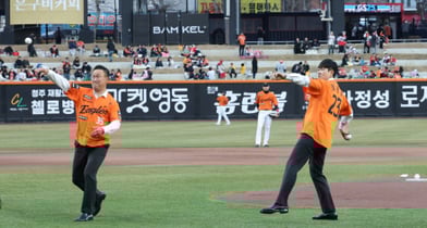 한화 이글스 출신 정민철과 장종훈이 한국시리즈 5차전 시구와 시타를 맡는다. 사진은 지난 3월28일 대전 한화생명볼파크에서 시구를 진행한 장종훈(왼쪽 두 번째)과 정민철(왼쪽 세 번째). /사진=뉴스