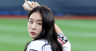 가수 소유가 미국 델타 항공으로부터 사과 받았다. 사진은 지난 8월 수원KT위즈파크에 열린 2025KBO리그 KT위즈와 SSG랜더스 경기에서 시구에 나선 가수 소유. /사진=스타뉴스