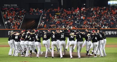 LG트윈스가 한화 이글스를 꺾고 네 번째 우승을 차지했다. 사진은 31일 대전 한화생명볼파크에서 열린 2025 신한 SOL 뱅크 KBO리그 포스트시즌 한국시리즈 5차전에 통합 우승을 확정한 LG선수단. /사진=뉴스1 