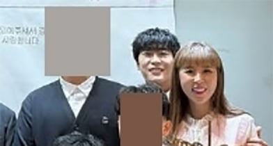 코요태 신지가 예비 남편인 가수 문원과 함께 부친 고희연에 동반 참석했다. /사진=신지 인스타그램 캡처