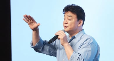 활동 중단을 선언했던 방송인 겸 사업가 백종원이 &#039;남극의 셰프&#039;로 복귀한다. 사진은 백종원 더본코리아 대표가 지난 9월3일 서울 중구 장충동에서 열린 더본코리아 TBK(The Born Korea) 글로벌 B2B 소스 론칭 기자간담회에서 발표하는 모습. /사진=뉴시스(더본코리아 제공)