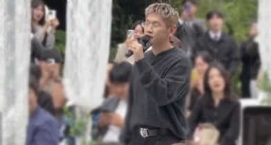 가수 크러쉬가 연인 레드벨벳 조이의 여동생 결혼식에서 축가를 부른 것으로 알려졌다. 사진은 조이의 여동생 결혼식장에서 축가 부르는 가수 크러쉬 모습. /사진=온라인커뮤니티