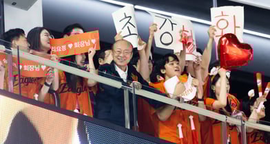 김승연 한화그룹 회장이 임직원들과 함께 한화이글스 경기를 응원하고 있다. /사진=한화그룹 