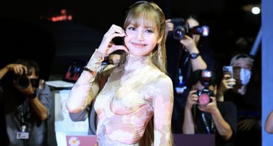 블랙핑크 리사가 디즈니 애니메이션 &#039;라푼젤&#039; 실사화 영화 주인공 후보로 거론되고 있다. 사진은 블랙핑크 리사가 지난달 17일 오후 부산 해운대구 영화의전당에서 열린 ‘제30회 부산국제영화제’(BIFF) 개막식에 참석해 레드카펫을 밟는 모습. /사진=뉴스