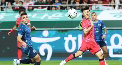 황인범이 부상으로 낙마하면서 한국축구대표팀이 새로운 3선 미드필더 조합을 짜야할 위기에 놓였다. 사진은 대표팀에서 활약 중인 황인범. /사진=뉴스1 