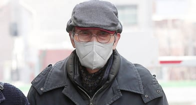 강제추행 혐의로 1심에서 징역형의 집행유예를 선고받은 배우 오영수씨가 항소심에서 무죄를 선고받았다. 사진은 강제추행 혐의로 기소된 배우 오영수가 지난 2023년 2월 경기 성남시 수정구 단대동 수원지방법원 성남지원에서 진행되는 첫 공판에 출석하는 모습. /사진=머니투데이