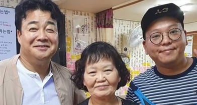 &#039;백종원의 골목식당&#039;에 출연했던 포방터 홍탁집 사장 권상훈씨가 블루리본 선정 소식을 전했다. 사진은 백종원과 홍탁집 권상훈씨 어머니, 권상훈씨 모습. /사진=SNS 캡처