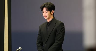 배우 김수현 법률대리인이 과거 공개된 사생활 자료 유포에 대해 경고했다. 사진은 배우 김수현이 지난 3월31일 오후 서울 마포구 스탠포트호텔에서 가진 긴급 기자회견 하는 모습. /사진=뉴스