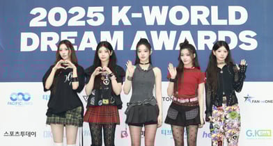 빌리프랩이 민희진 측이 제기한 &#039;아일릿의 뉴진스 표절설&#039;은 사전 기획된 여론전, 의도된 노이즈라며 아일릿이 그 희생양이 됐다고 주장했다. 사진은 지난 8월 서울 송파구 잠실 실내체육관에서 열린 &#039;2025 케이 월드 드림 어워즈&#039;( K-WORLD DREAM AWARDS 2025) 블루카펫 행사에 참석한 아일릿 윤아(왼쪽부터)와 원희, 민주, 이로하, 모카. /사진=뉴스