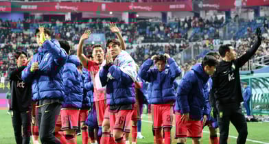 볼리비아와의 경기에서 승리한 홍명보호 축구대표팀이 15일 휴식을 후 훈련을 재개한다. 사진은 지난 14일 한국 축구대표팀이 대전월드컵경기장에서 볼리비아(FIFA 랭킹 76위)와의 친선경기 승리 후 그라운드를 돌며 팬들에게 인사한 모습. /사진=스타뉴스