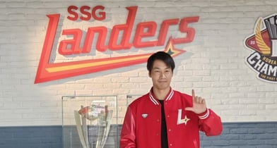 SSG랜더스가 일본 국가대표 출신 투수 타케다 쇼타를 연봉 20만달러에 영입했다. 사진은 16일 SSG에 입단한 타케다. /사진=SSG랜더스 제공