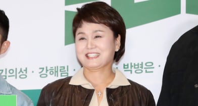 개그우먼 이경실의 달걀 브랜드 &#039;우아란&#039;이 고가 판매 논란에 휩싸인 가운데 우아란 공식 홈페이지에 이어 납품 판매처도 판매를 중단했다. 사진은 개그우먼 이경실 모습. /사진=스타뉴스