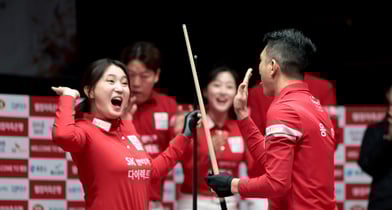 SK렌터카가 4라운드 선두 자리를 유지했다. 사진은 SK렌터카에서 활약 중인 강지은(왼쪽). /사진-프로당구협회(PBA) 제공