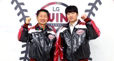 박해민이 LG트윈스와 계약을 마쳤다. 사진은 LG와 재계약을 마친 박해민(오른쪽). /사진=LG트윈스 제공