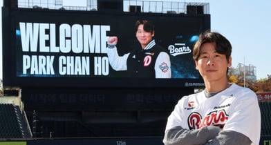 두산 베어스로 이적한 박찬호의 보상 선수는 누가 될 것인지에 관심이 쏠리고 있다. 사진은 지난 18일 두산과 계약한 박찬호가 포즈를 취하는 모습. /사진=두산 베어스     