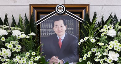 3선 국회의원을 지낸 변웅전 전 의원의 발인이 엄수다. 사진은 지난 25일 서울 송파구 아산병원 장례식에 미련된 변웅전 전 의원(85) 빈소. /사진=뉴시스