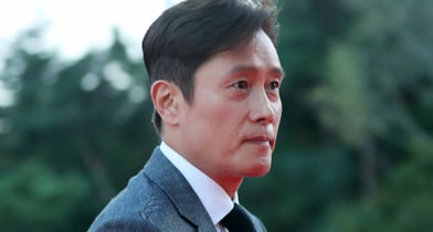 배우 이병헌이 영화 &#039;어쩔수가없다&#039;로 미국 아스트라 필름 어워즈 남우주연상 후보에 올랐다. 사진은 배우 이병헌이 지난달 23일 제16회 대한민국 대중문화예술상에서 레드카펫을 밟는 모습. /사진=뉴시스