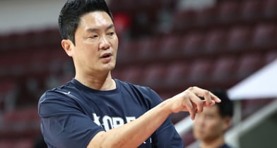 전희철 남자농구대표팀 감독이 25일 경기 안양 정관장 아레나에서 열린 남자농구대표팀과 안양 정관장과의 연습경기에서 작전을 지시하고 있다./사진=뉴스1 김도우 기자