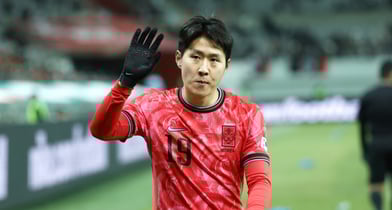 지난 18일 오후 서울 마포구 서울월드컵경기장에서 열린 축구 국가대표팀 평가전 대한민국과 가나의 경기에서 이강인이 교체되며 관중들에게 인사를 하고 있다./사진=뉴시스