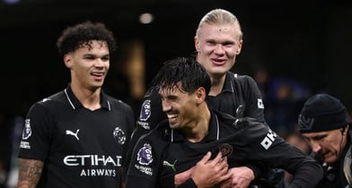 맨체스터 시티 엘링 홀란이 최단 경기 100골 신기록을 세웠다. 사진은 맨시티에서 활약 중인 홀란(가운데). /사진=로이터