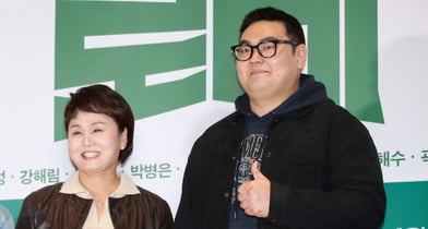 개그우먼 이경실 아들이자 배우인 손보승이 군 복무 중 영리 활동 의혹을 받자 운영 중이던 사업체를 폐업 처리했다. 사진은 개그우먼 이경실과 아들이자 배우인 손보승 모습. /사진=스타뉴스
