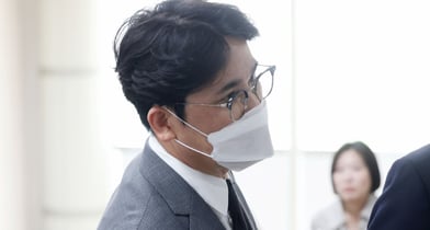 뒷돈 의혹으로 무혐의 처분을 받은 장정석 전 KIA타이거즈 단장이 무기 실격 제재를 받았다. 사진은 지난 5월29일 서울 서초구 서울고등법원에서 열린 항소심 선고 공판에 참석한 장정석 KIA타이거즈 전 단장. /사진=뉴시스