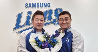 자유계약선수 최형우가 KIA타이거즈를 떠나 삼성 라이온즈 유니폼을 입는다. 사진은 3일 삼성 유니폼을 입은 최형우(왼쪽)와 이종열  삼성 단장. /사진=삼성 라이온즈 제공