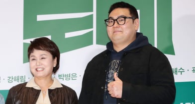 개그우먼 이경실의 아들 손보승이 국방부 감찰 조사 대상이 됐다. 사진은 개그우먼 이경실과 아들이자 배우인 손보승 모습. /사진=스타뉴스