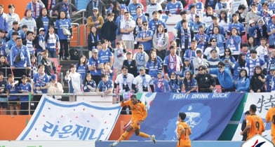 제주SK FC가 수원 삼성을 꺾고 K리그1 잔류를 확정지었다. 사진은 선제골 이후 환호하는 제주 선수들. /사진=뉴스1(프로축구연맹)