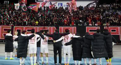 부천FC1955가 수원FC를 꺾고 18년 만에 1부 리그 승격에 성공했다. 사진은 창단 18년 만에 1부 리그 승격에 성공한 부천 선수단과 팬들이 기쁨을 나누는 모습. /사진=뉴시스