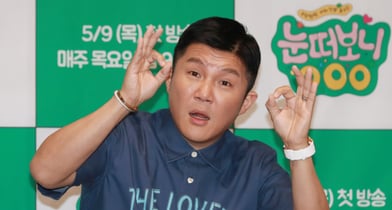  &#039;조폭 연루설&#039;에 휩싸인 방송인 조세호가 출연 중인 예능 프로그램에서 자진 하차한다.사진은 지난해 5월 서울 마포구 아만티 호텔에서 진행된 ENA 예능 &#039;눈떠보니 OOO&#039; 제작발표회에 참석한 방송인 조세호. /사진=스타뉴