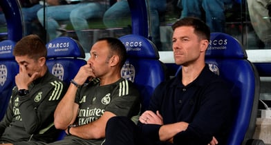 사비 알론소 레알 마드리드 감독이 부임 7개월 만에 최대 위기를 맞았다. 사진은 레알을 지휘 중인 알론소 감독(오른쪽). /사진=로이터 