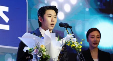 은퇴 선수들이 김성윤이 아닌 빅터 레이예스가 수상할 것을 예상해 화제가 됐다. 사진은 지난달 24일 서울 송파구 잠실 롯데월드 호텔에서 열린 2025 신한 SOL 뱅크 KBO리그 시상식에서 좌익수 부문 수비상을 수상한 삼성 김성윤. /사진=뉴스