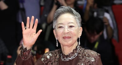 원로 배우 김지미가 별세한 가운데 그가 남긴 발자취에 이목이 쏠린다. 사진은 2019년 10월 제24회 부산국제영화제 개막식에서 인사하는 배우 김지미 모습. /사진=뉴스