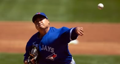 베테랑 포수 대니 잰슨(30)이 새로운 팀을 찾았다. 사진은 2021년 류현진(토론토 블루제이스)이 미국 캘리포니아주 오클랜드 콜리세움에서 열린 오클랜드 애슬레틱스와의 메이저리그 원정경기에서 역투하고 있는 모습./사진=로이터 