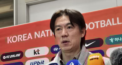 2026 북중미 월드컵을 앞둔 홍명보호가 내년 3월 오스트리아와 평가전을 치를 것으로 보인다.사진은 지난 12일 인천국제공항 제2여객터미널을 통해 귀국해 취재진 질문에 답변한  2026 국제축구연맹(FIFA) 북중미 월드컵 조 추첨식과 베이스캠프 후보지 답사를 마친 홍명보 축구 국가대표팀 감독. /사진=뉴시스