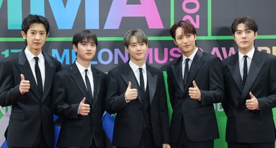 2년6개월 만의 컴백을 앞둔 그룹 엑소가 '2025 MMA' 무대에서 건재함을 증명했다. 사진은 그룹 엑소의 찬열(왼쪽부터)과 디오, 수호, 카이, 세훈이 20일 서울 구로구 고척스카이돔에서 열린 '2025 멜론뮤직어워드(MMA2025)' 레드카펫 행사에 참석해 포즈를 취하는 모습. /사진=뉴스