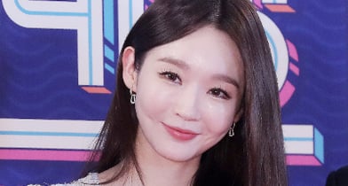 지난 2022년 12월29일 오후 서울 마포구 상암동 MBC사옥에서 진행된 '2022 MBC 방송연예대상' 레드카펫 행사에 참석해 포즈를 취하고 있는 강민경 가수./사진=스타뉴스