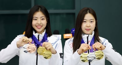 2025 하얼빈 동계아시안게임에 출전해 메달을 획득한 스피드스케이팅 이나현(금2·은1·동1, 왼쪽), 김민선(금2·은1)이 지난 2월12일 오후 인천국제공항 제1터미널을 통해 귀국해 메달을 들어보이고 있다. / 사진=뉴시스 홍효식 기자  