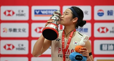 안세영이 21일 중국 항저우 올림픽스포츠센터 체육관에서 열린 세계배드민턴연맹(BWF) 월드 투어 파이널 여자단식 결승전에서 우승을 차지한 뒤 트로피에 입을 맞추고 있다.  /AFP=뉴스