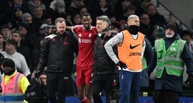 리버풀 공격수 알렉산더 이삭이 발목 수술을 받았다. 사진은 지난 21일(한국시각) 발목 부상을 당한 이삭의 모습. /사진=로이터