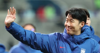 미국 프로축구 MLS의 LAFC가 2025년을 돌아보며 손흥민을 집중 조명했다. 사진은 11월18일 서울월드컵경기장에서 열린 가나와의 평가전 승리 후 관중들에게 인사하는 손흥민. /사진제공=뉴시스