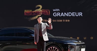 지난달 18일 SBS 목동 사옥에서 열린 모범택시3 제작발표회에 그랜저를 타고 등장한 배우 이제훈의 모습. /사진=현대차·기아
