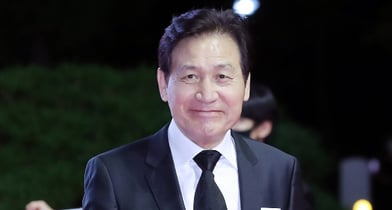 배우 안성기가 지난 30일 병원 응급실에 이송돼 현재 위중한 상태인 것으로 알려졌다. 배우 안성기가 2021S년 10월6일 '제26회 부산국제영화제'(BIFF) 개막식에 참석해 레드카펫을 밟는 모습. /사진=머니투데이