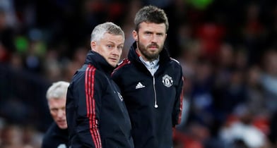 맨체스터 유나이티드가 팀 레전드 선수 중 한명에게 임시 감독을 맡기는 방안을 고심 중이다. 사진은 맨유 감독 시절 군나르 솔샤르(왼쪽)와 마이클 캐릭. /사진=로이터 