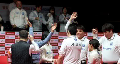 우리금융캐피탈이 하나카드를 잡고 3연승을 챙기며 포스트시즌 진출 가능성을 높였다. 사진은 우리금융캐피탈 선수들이 환호하는 모습. /사진=프로당구협회(PBA) 제공