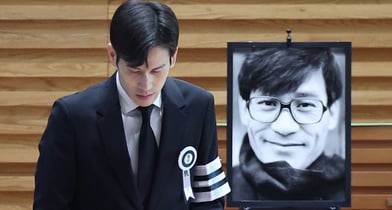 배우 안성기의 영결식이 엄수된 가운데 그가 생전 장남 안다빈씨에게 남긴 편지가 공개됐다. 사진은 안성기 아들 안다빈씨가 인사말을 마치고 자리로 돌아가고 있다. /사진=뉴스1(공동취재)